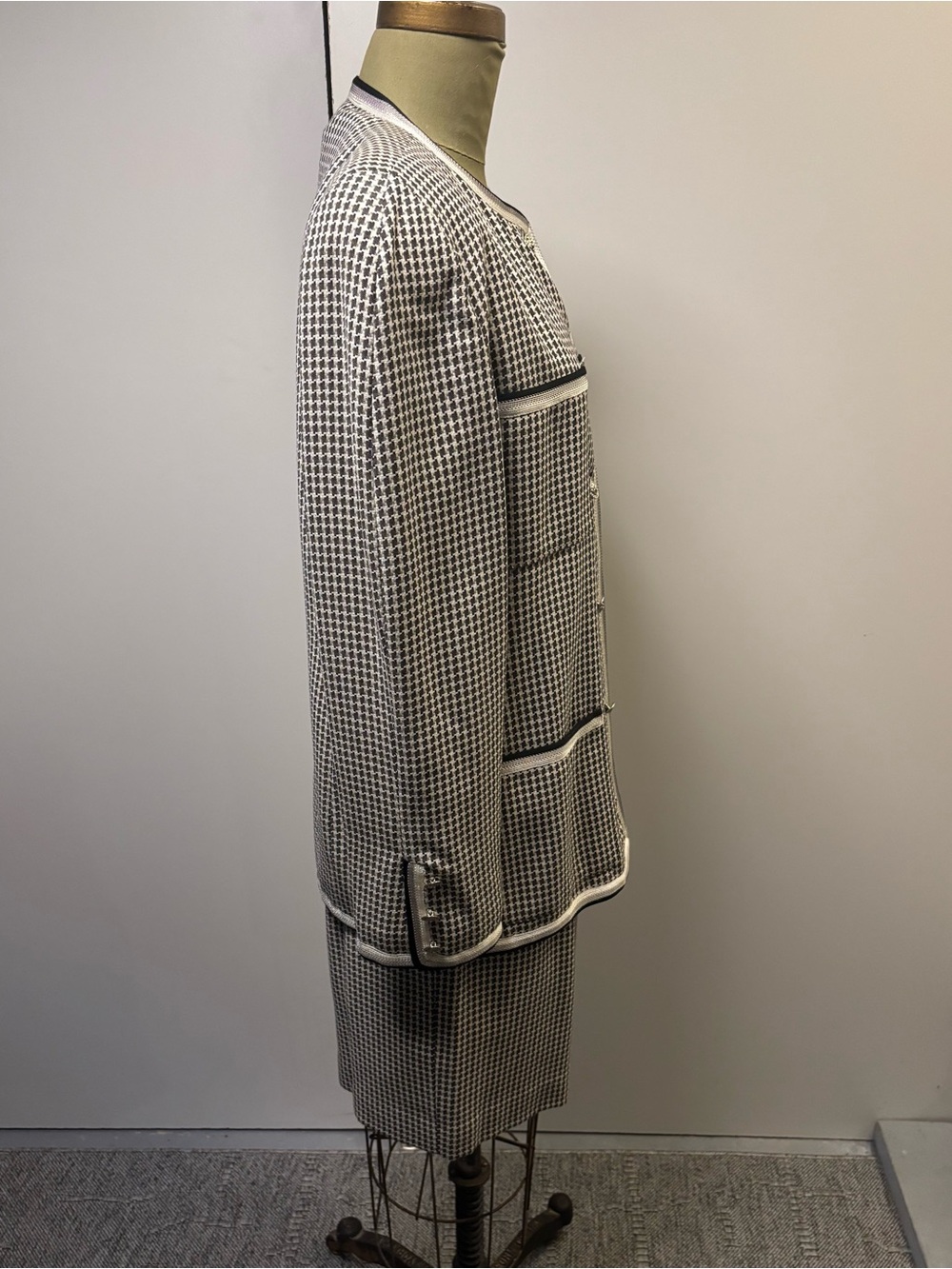 Classic Houndstooth Jacket - Women's Tailored Coat & matching skirt. - Picture 2 of 14